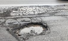 "Gomma a terra grazie alla buca in tangenziale Nord"