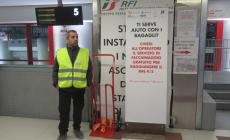 Ascensore dei binari 4 e 5 fuori uso, c’è il servizio sostitutivo «umano» - foto