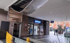 Momenti di paura alla "Galleria": cede  il controsoffitto - Foto