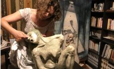 "Fanciulle in fiore": mostra di sculture di argilla di Antonella Panini a Bibbiano