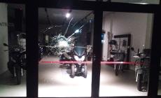 Ladro scatenato, tenta una spaccata in una concessionaria e il furto in un distributore: le guardie giurate lo bloccano