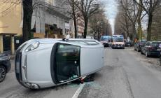 Scontro tra due auto in via Torelli, una si ribalta. Un ferito