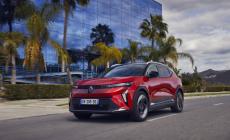Al volante di Renault Scenic, l'auto dell'anno 2024