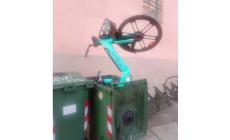 Bici elettrica nel bidone del vetro  a due passi dal Battistero: la foto di una lettrice 