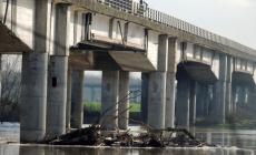 Nuova piena del Po. Sotto i ponti si accumulano detriti 