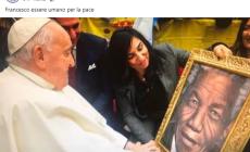 Jorit regala a Papa Francesco serigrafia di Nelson Mandela