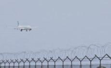 Vento fortissimo, l'aereo da Parigi non riesce ad atterrare a Bari e fa rotta su Brindisi. Il video 
