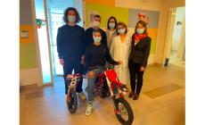 La  pluricampionessa mondiale di motocross Kiara Fontanesi  al Day Hospital:  grazie a due minimoto ha regalato un momento di felicità  ai giovani pazienti