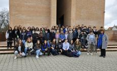 Balli, giochi e spettacoli: l'abbraccio dei ragazzi