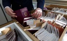 Odissea passaporti «Finalmente siamo riusciti a prenotare»