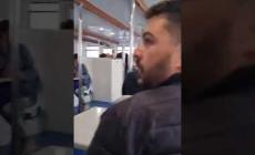Paura tra i passeggeri: un'onda gigante travolge il traghetto a Lanzarote - Video