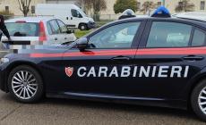 Le apre la portiera e le strappa la borsa che porta a tracolla:  scappa, si dilegua ma i carabinieri lo trovano. Denunciato 51enne italiano