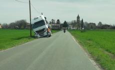San Ruffino, camion finisce nel fosso