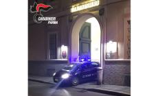 Ruba bottiglie di vini pregiati e liquori per il valore di 3mila euro da un magazzino del centro. Denunciato 33enne italiano