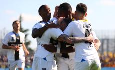 Il Parma soffre ma ottiene la sua decima vittoria in trasferta e vola verso la A - Video