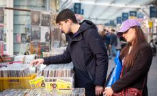 Libri, vinili e  altro: One Day Book trasforma la Ghiaia in una vetrina per  tante chicche - Le foto