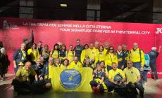 Maratona di Roma, traguardo con sorpresa: Stefano chiede a Martina di sposarlo-  Video