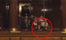 Studente in Aula Senato fa il gesto della pistola verso la Meloni - Video