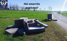 Abbandona due divani, i vigili glieli scaricano davanti casa  e postano un video. «Hai smarrito qualcosa? La polizia locale la ritrova e te la porta sotto casa» - Video