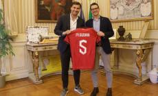  Lorik Cana, storico capitano della Nazionale di calcio albanese, in Municipio a Parma