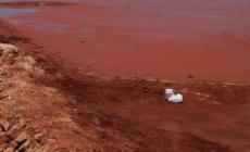 I fanghi rossi degli scarti delle miniere invadono la spiaggia di Piscinas: allarme disastro ambientale