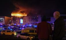 Attentato a Mosca: il bilancio sale a 143 morti. Il Cremlino annuncia 11 arresti e denuncia "contatti dei terroristi con l'Ucraina"