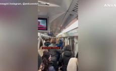 Roma,  una borseggiatrice rischia il linciaggio in metro. E qualcuno grida: "Lapidatela" 