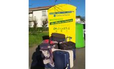 Valigie abbandonate in strada Manara (anche con l'etichetta...) 