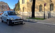 Auto contro un palo in via Costituente 