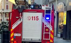 Fumo da un cestino: intervento dei vigili del fuoco in via Cavour - Foto 