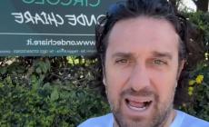 "Vietato l'ingresso ai cani",  Luca Toni non entra e attacca un circolo - Video