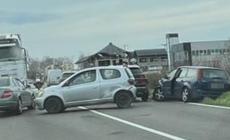 Scontro fra tre auto a Parola: disagi al traffico 