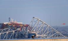Nave cargo urta un ponte e lo fa crollare a Baltimora: un morto e 6 dispersi. L'imbarcazione ha preso fuoco ed è affondata - Video