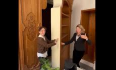 Scoperta a palazzo Grazioli la porta segreta di Berlusconi: “Un buon modo per far andar via gli ospiti in fretta?” - Video