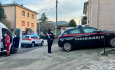 Sorprende la moglie del suo amico con un altro, e li prende a calci e pugni: denunciato dai carabinieri