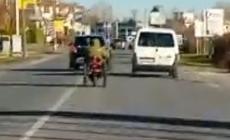 In carrozzina sulla via Emilia  sfreccia ad alta velocità  (oltre il limite consentito) e sorpassa un'auto - Video