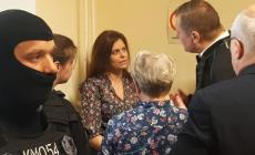 Ilaria Salis in aula ancora con manette e catene. Il giudice non concede i domiciliari: "13 mesi di carcere non sono poi tanti"