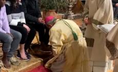 Parma,  la cerimonia della lavanda dei piedi con il vescovo Solmi in duomo
