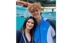 Laura Pausini abbraccia Sinner a Miami: "Jannik &egrave; un esempio". Foto e post della cantante su Instagram 