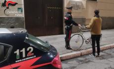 Gli rubano la bici e il giorno dopo la ritrova in vendita online: 18enne denunciato per ricettazione