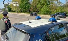 Intrappolati nell'auto ribaltata: i carabinieri intervengono per salvarli, arriva  un moldavo  amico delle vittime e  li aggredisce. Arrestato