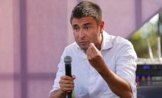 Alessandro Di Battista porta al Fuori orario "Assange - Colpirne uno per educarne cento”
