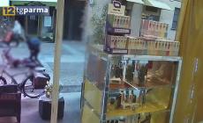 30enne accoltellato a Fidenza : le impressionanti immagini dell'aggressione - Video