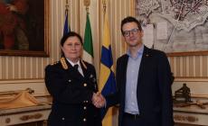Il sindaco Guerra saluta la dirigente della Polizia stradale Katia Grenga