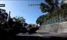 Taiwan, la montagna si sbriciola:  i massi crollano sulle auto - Video