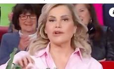 Simona Ventura conduce Citofonare Rai2 con una paresi facciale 