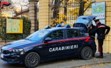 Cerca di disfarsi dell'hashish ma i carabinieri lo scoprono: denunciato 24enne gambiano 