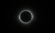 L'America col naso all'insù per l'eclissi totale di sole
