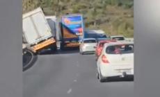L'impressionante video del vento che spinge i tir giù da un viadotto in Sudafrica - Video