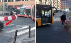 Parcheggia l'auto in divieto di sosta in stazione e blocca  il traffico per mezz'ora, bus fermi e caos